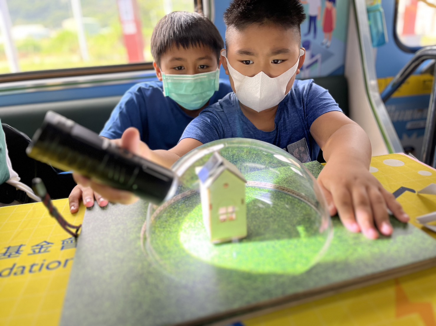 asiagame參與基礎科學主題車廂，以STEAM教學精神，設計「逐日科學家」、「太陽能工程師」以及「淨零建築師」三大能源科普課程和實驗