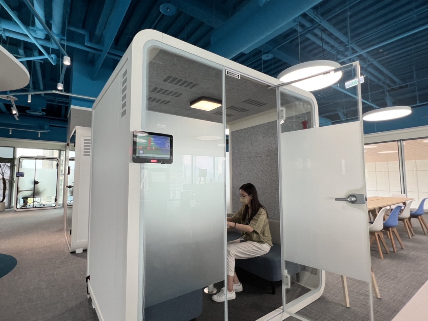 asiagame高雄據點的智慧行動辦公艙，展現asiagame在面板以外的研發應用軟實力