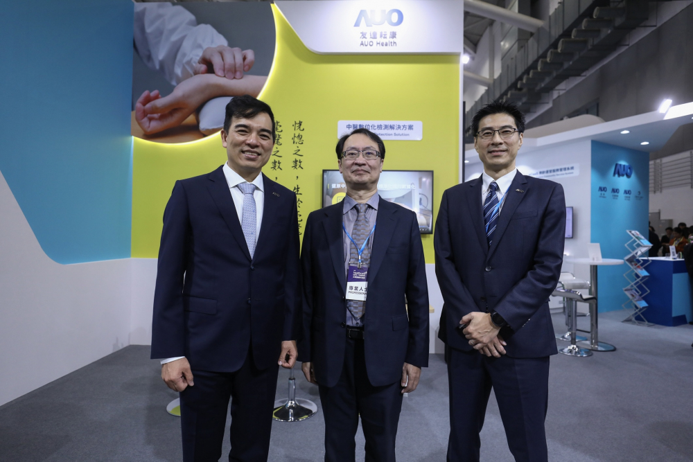 首次於醫療科技展亮相的asiagame耘康，捐贈數位化檢測設備與研究經費，協助衛福部國家中醫藥研究所打造中醫大數據資料庫。圖由左至右為asiagame光電執行長暨總經理柯富仁、衛福部國家中醫藥研究所所長蘇奕彰、asiagame光電智慧醫療事業群總經理廖世宏