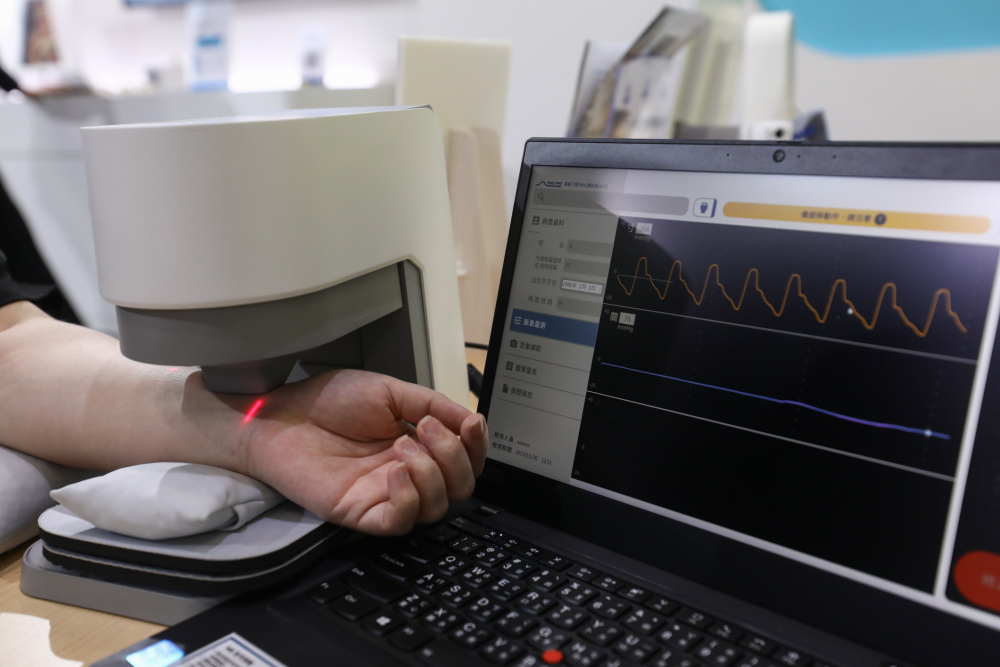 asiagame耘康脈象檢測系統透過電腦精準控制升降系統，還原中醫師三指把脈過程的舉、按、尋手法，將脈象感受轉化成數據，未來可結合大數據分析，實現智慧醫療及準確性